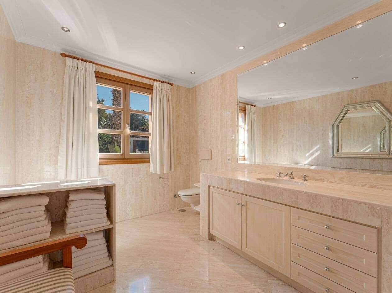 5 bedroom Villa for sale in Marbella with pool garage - € 3,495,000 (Ref: 10033679)