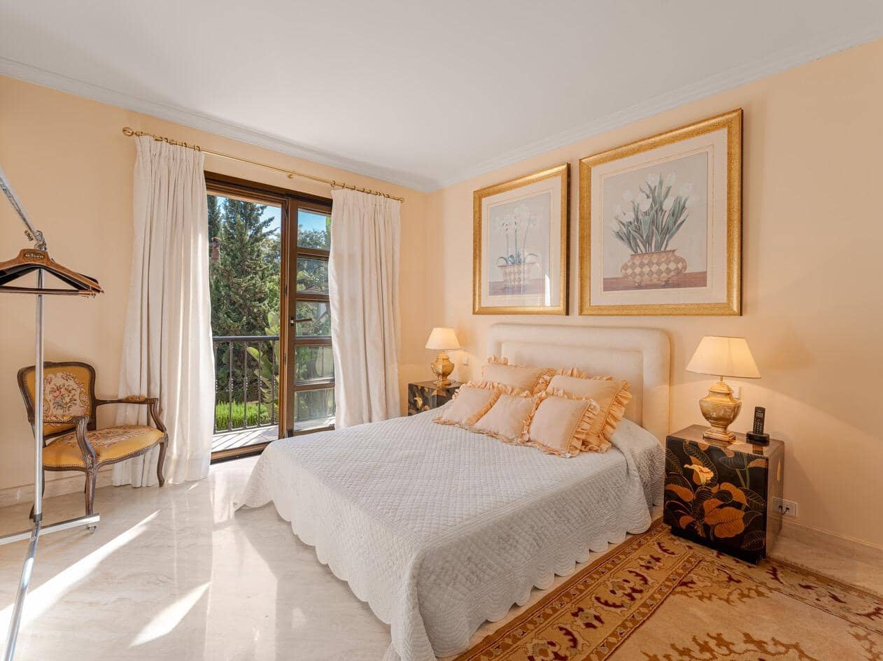 5 bedroom Villa for sale in Marbella with pool garage - € 3,495,000 (Ref: 10033679)