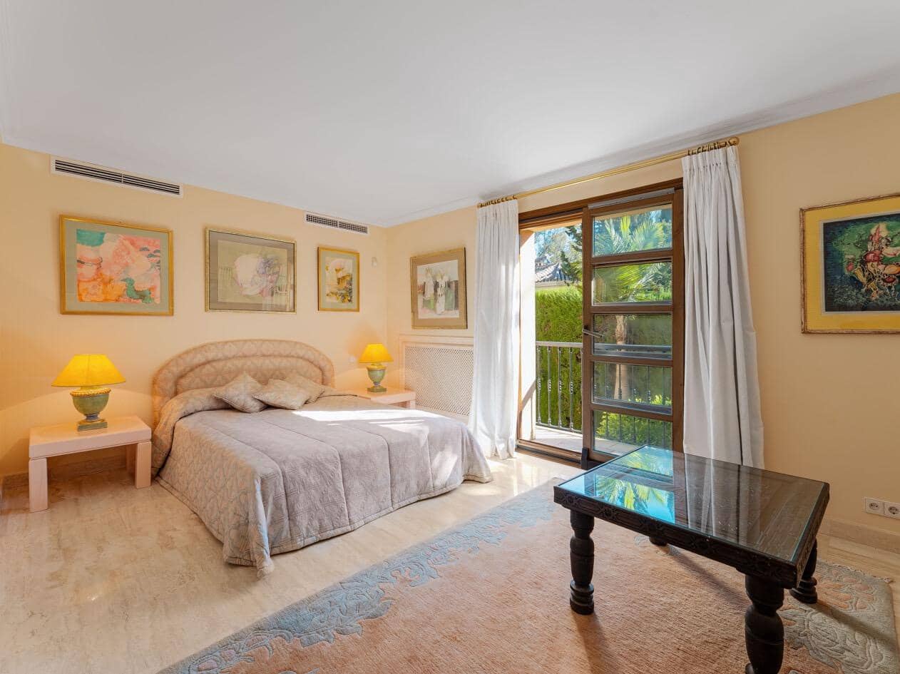 5 bedroom Villa for sale in Marbella with pool garage - € 3,495,000 (Ref: 10033679)