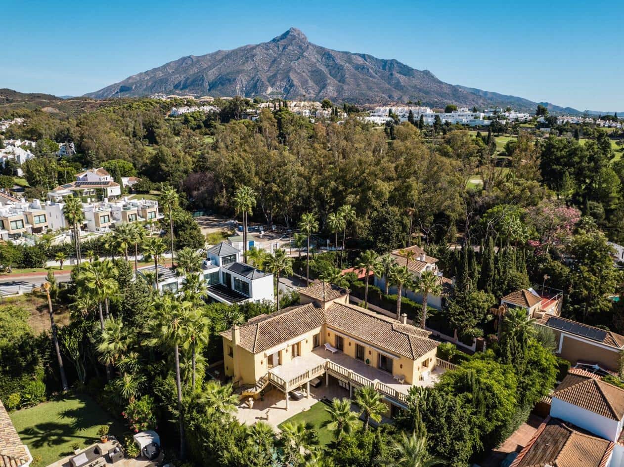 5 bedroom Villa for sale in Marbella with pool garage - € 3,495,000 (Ref: 10033679)