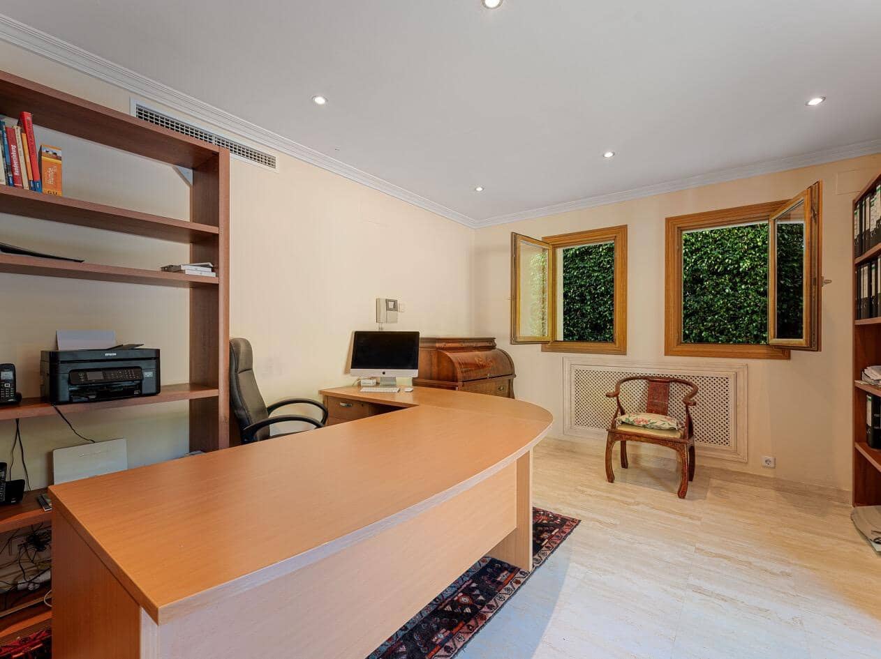 5 bedroom Villa for sale in Marbella with pool garage - € 3,495,000 (Ref: 10033679)