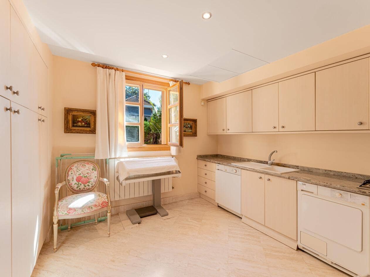 5 bedroom Villa for sale in Marbella with pool garage - € 3,495,000 (Ref: 10033679)