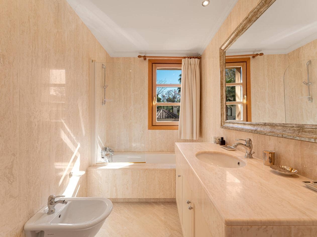5 bedroom Villa for sale in Marbella with pool garage - € 3,495,000 (Ref: 10033679)