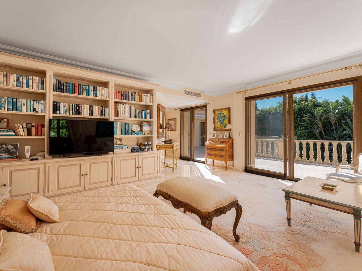5 bedroom Villa for sale in Marbella with pool garage - € 3,495,000 (Ref: 10033679)
