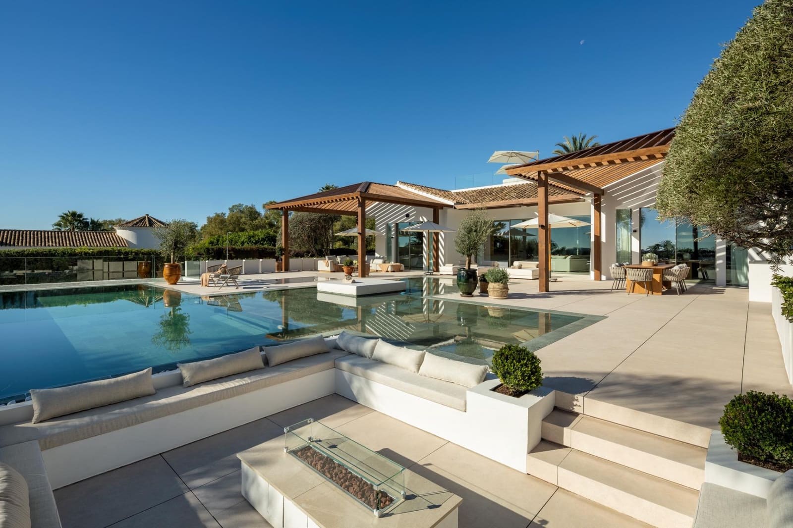 6 bedroom Villa for sale in Marbella with pool garage - € 8,995,000 (Ref: 10033680)