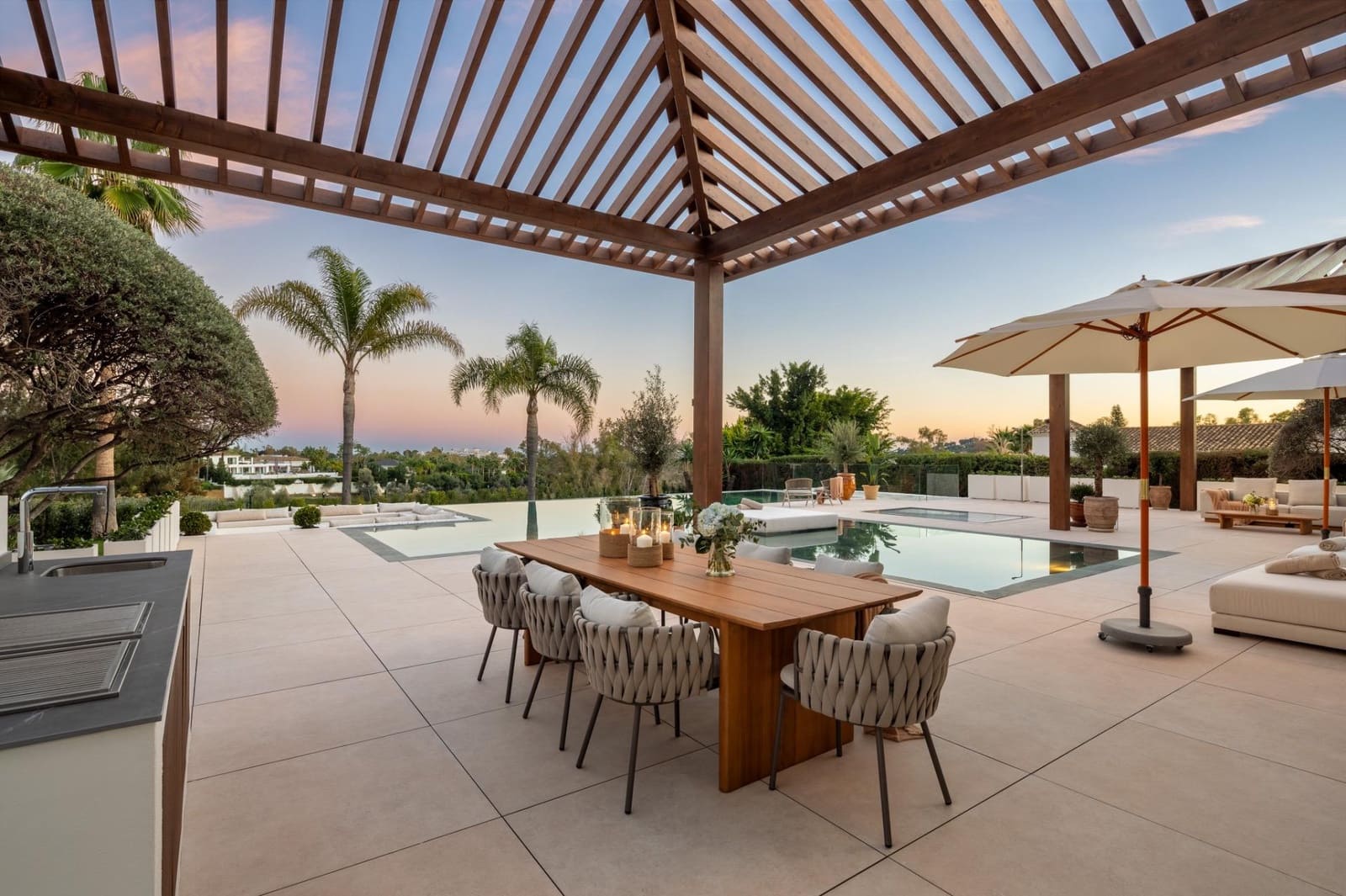 6 bedroom Villa for sale in Marbella with pool garage - € 8,995,000 (Ref: 10033680)