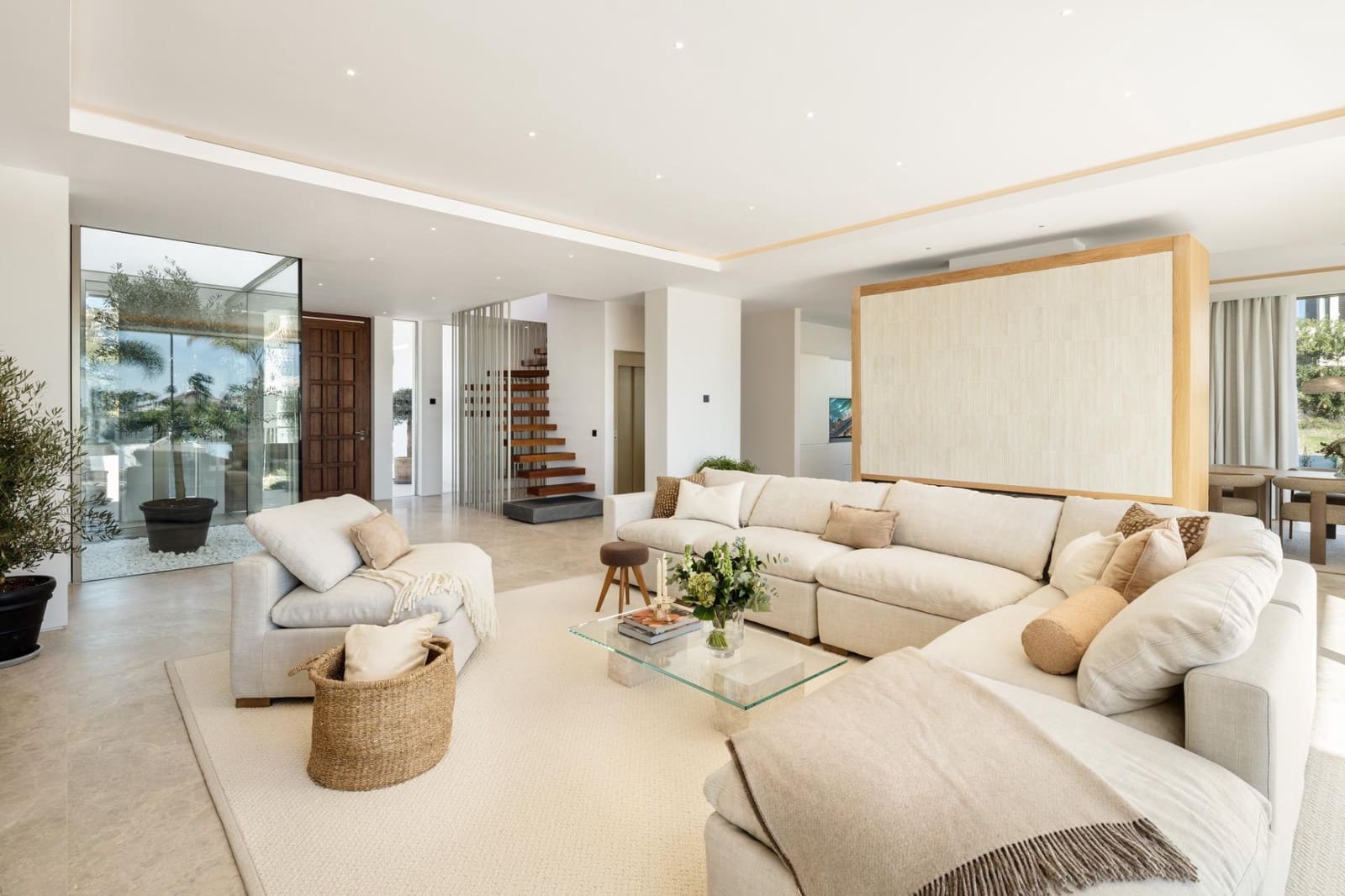 6 bedroom Villa for sale in Marbella with pool garage - € 8,995,000 (Ref: 10033680)