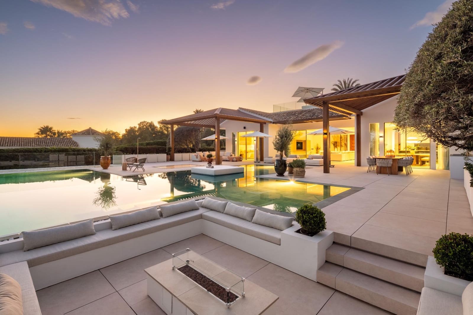 6 bedroom Villa for sale in Marbella with pool garage - € 8,995,000 (Ref: 10033680)