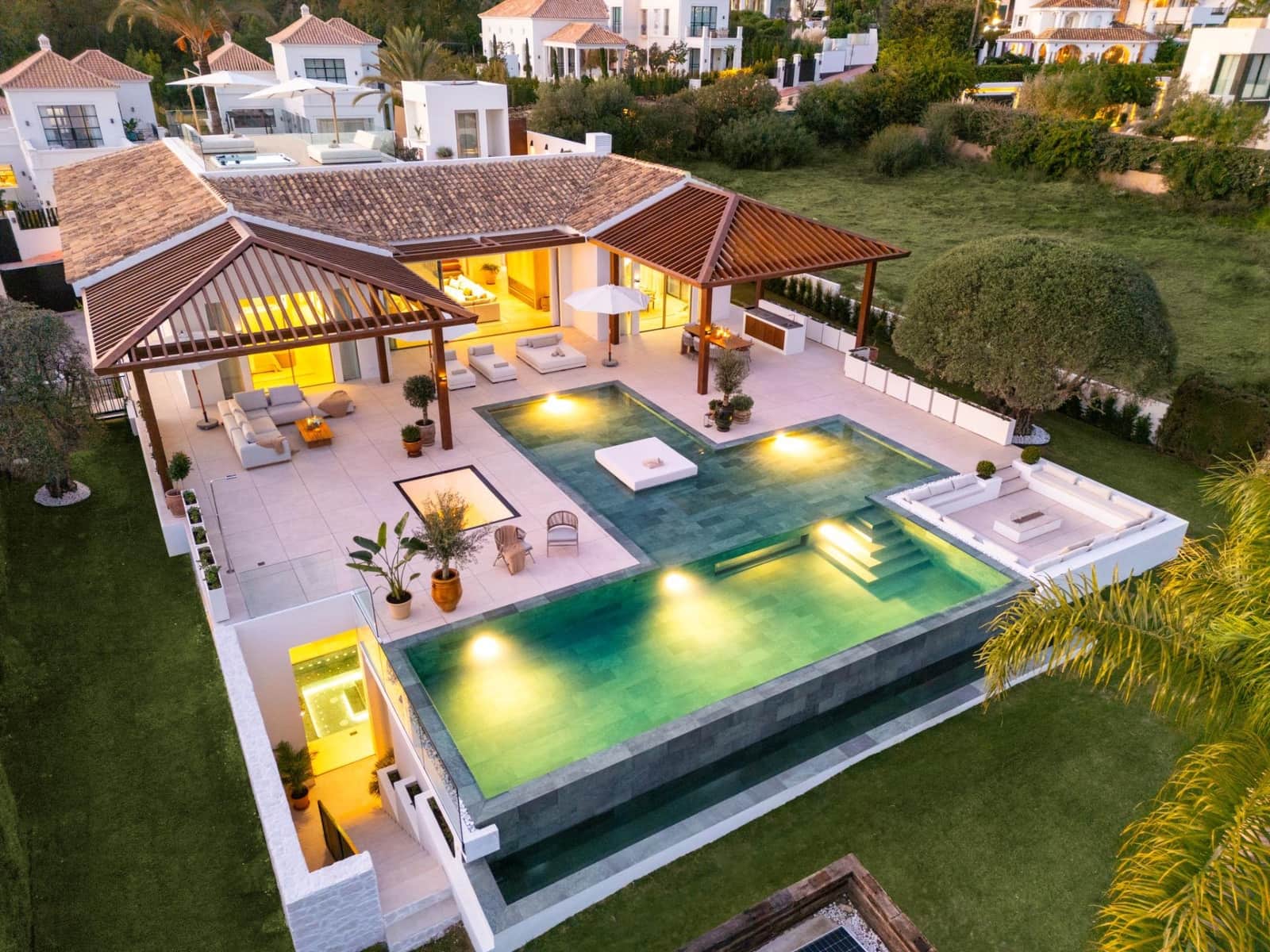 6 bedroom Villa for sale in Marbella with pool garage - € 8,995,000 (Ref: 10033680)