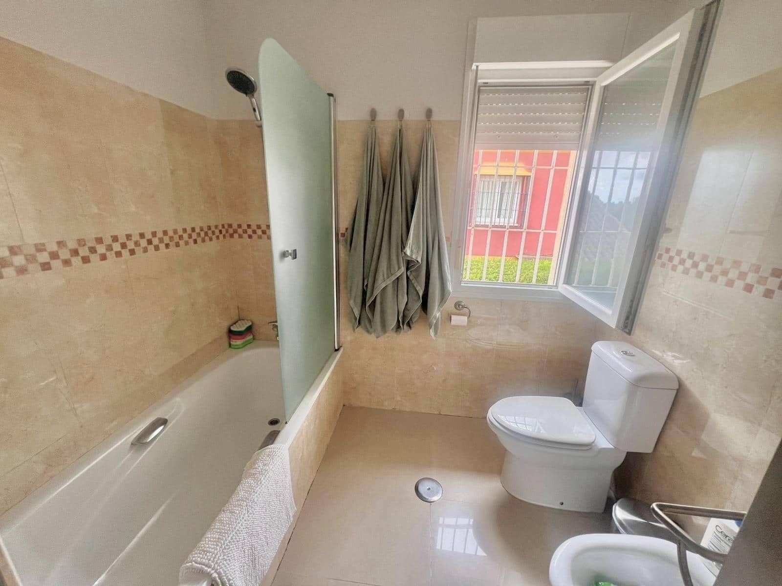 5 sypialnia Willa na sprzedaż w Espartinas z basenem garażem - 390 000 € (Ref: 8612749)