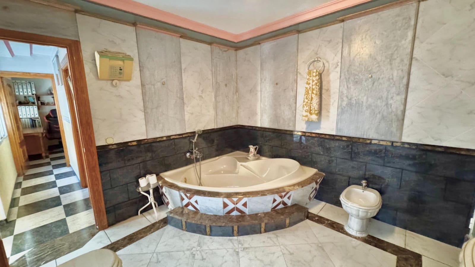 7 slaapkamer Huis te koop in Malaga stad met zwembad - € 399.000 (Ref: 8670486)