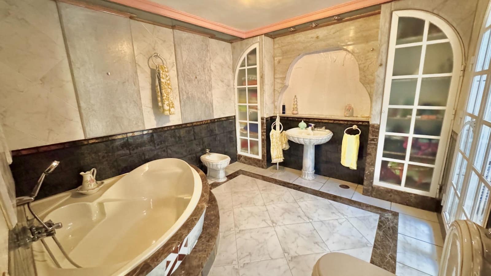 7 slaapkamer Huis te koop in Malaga stad met zwembad - € 399.000 (Ref: 8670486)