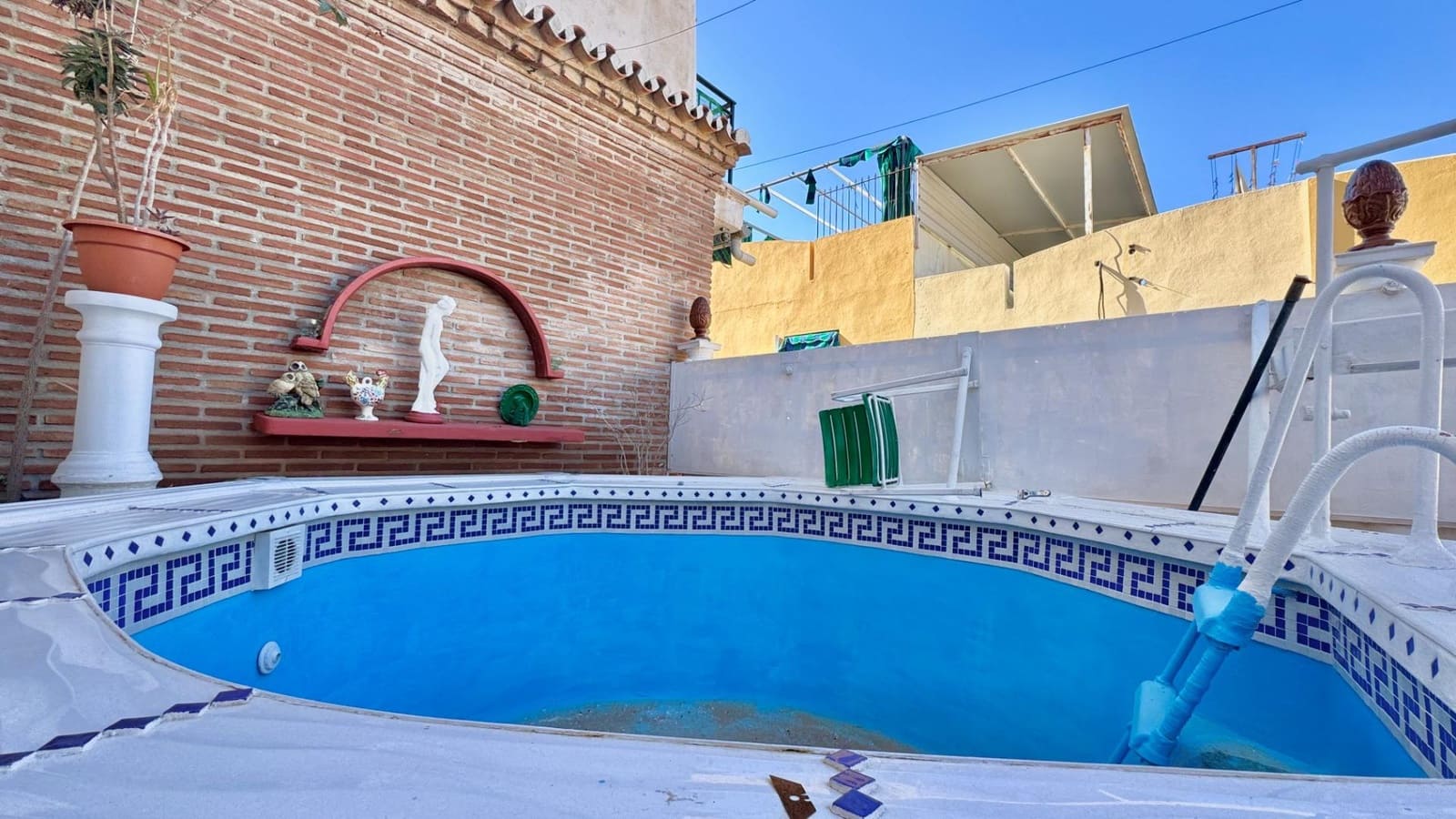 7 slaapkamer Huis te koop in Malaga stad met zwembad - € 399.000 (Ref: 8670486)
