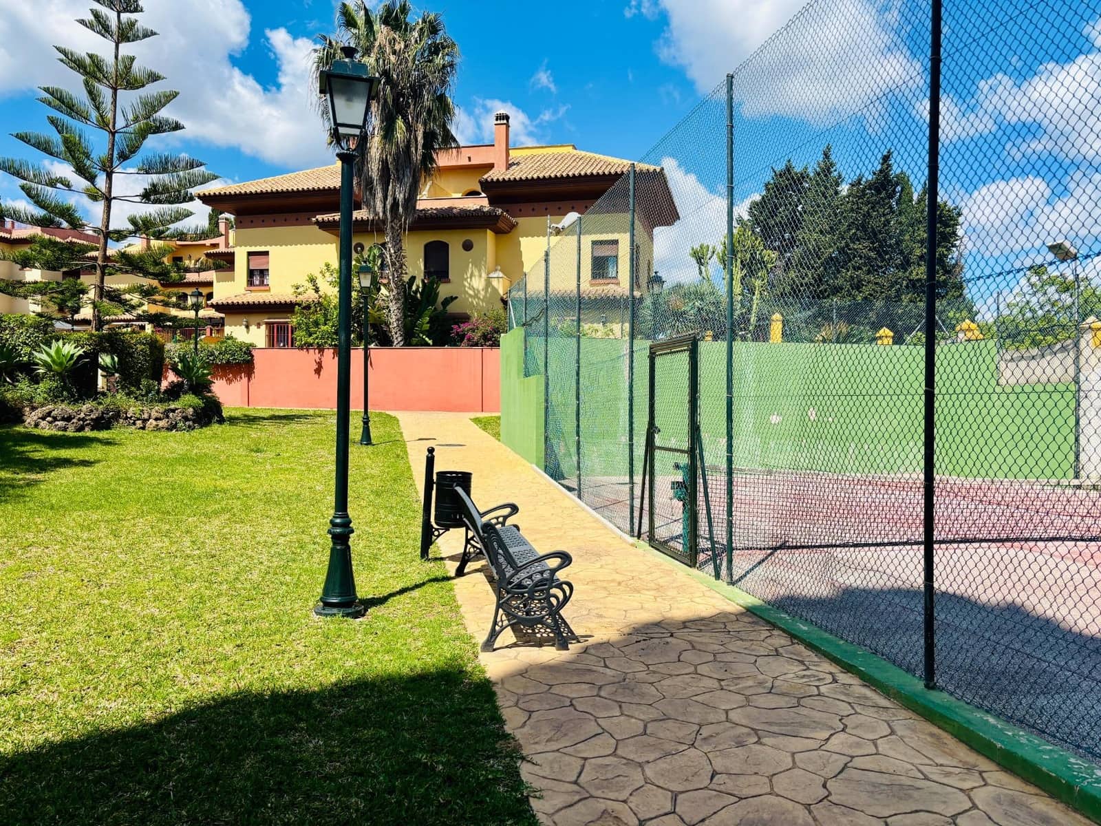 6 soverom Rekkehus til salgs i Malaga by med svømmebasseng - € 677 000 (Ref: 8985829)