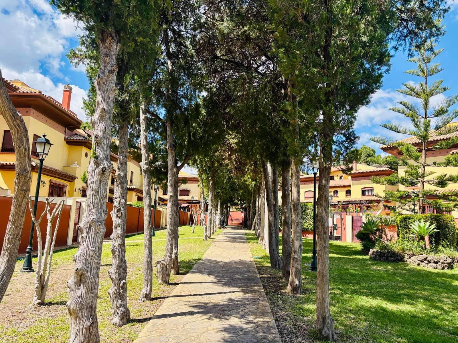 6 soverom Rekkehus til salgs i Malaga by med svømmebasseng - € 677 000 (Ref: 8985829)