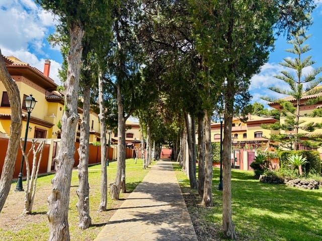 6 soverom Rekkehus til salgs i Málaga by med svømmebasseng - € 677 000 (Ref: 8985829)