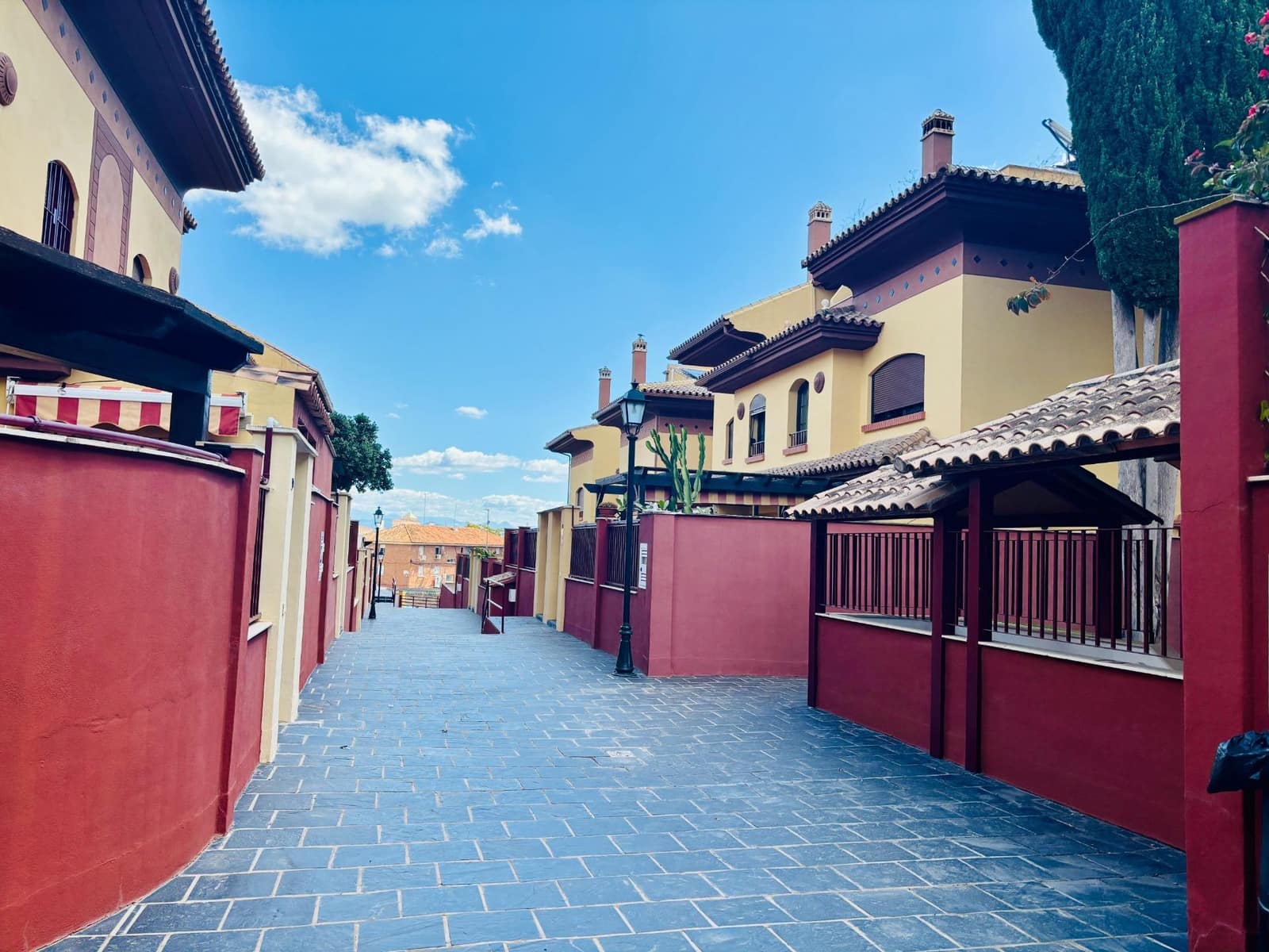 6 soverom Rekkehus til salgs i Malaga by med svømmebasseng - € 677 000 (Ref: 8985829)