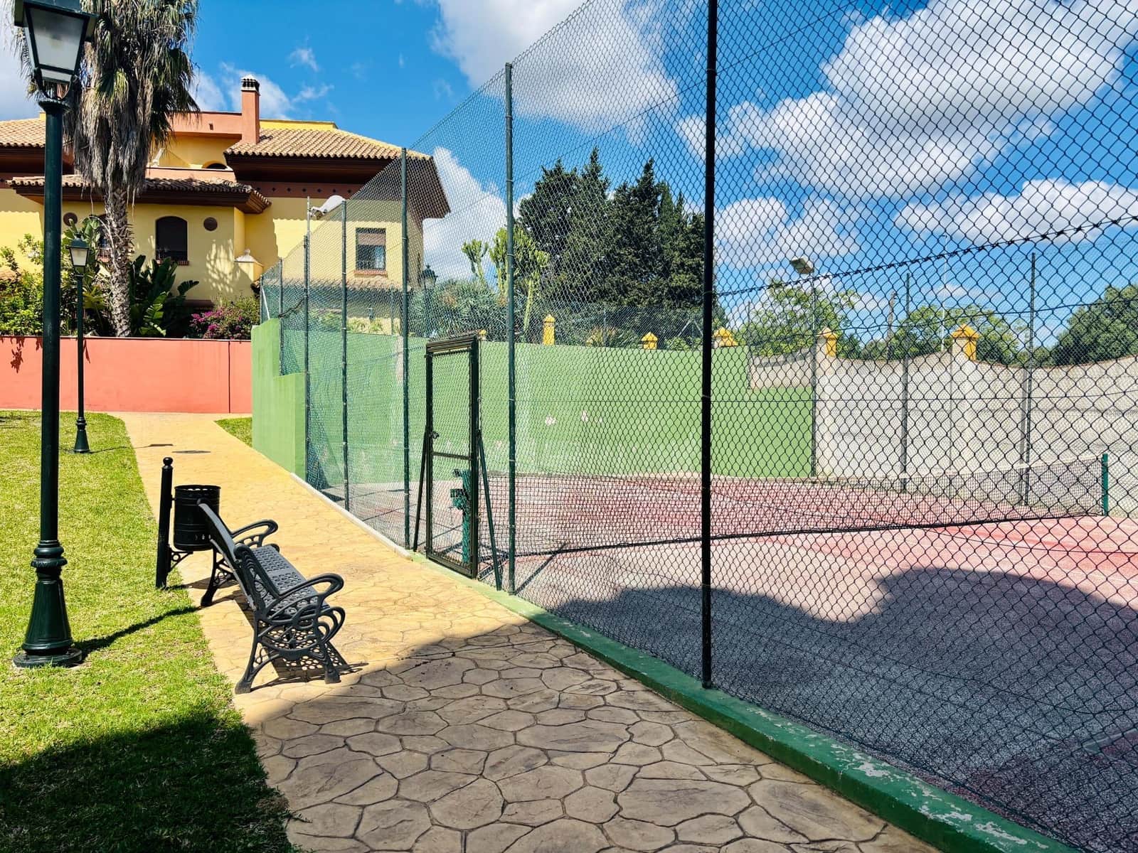 6 soverom Rekkehus til salgs i Malaga by med svømmebasseng - € 677 000 (Ref: 8985829)