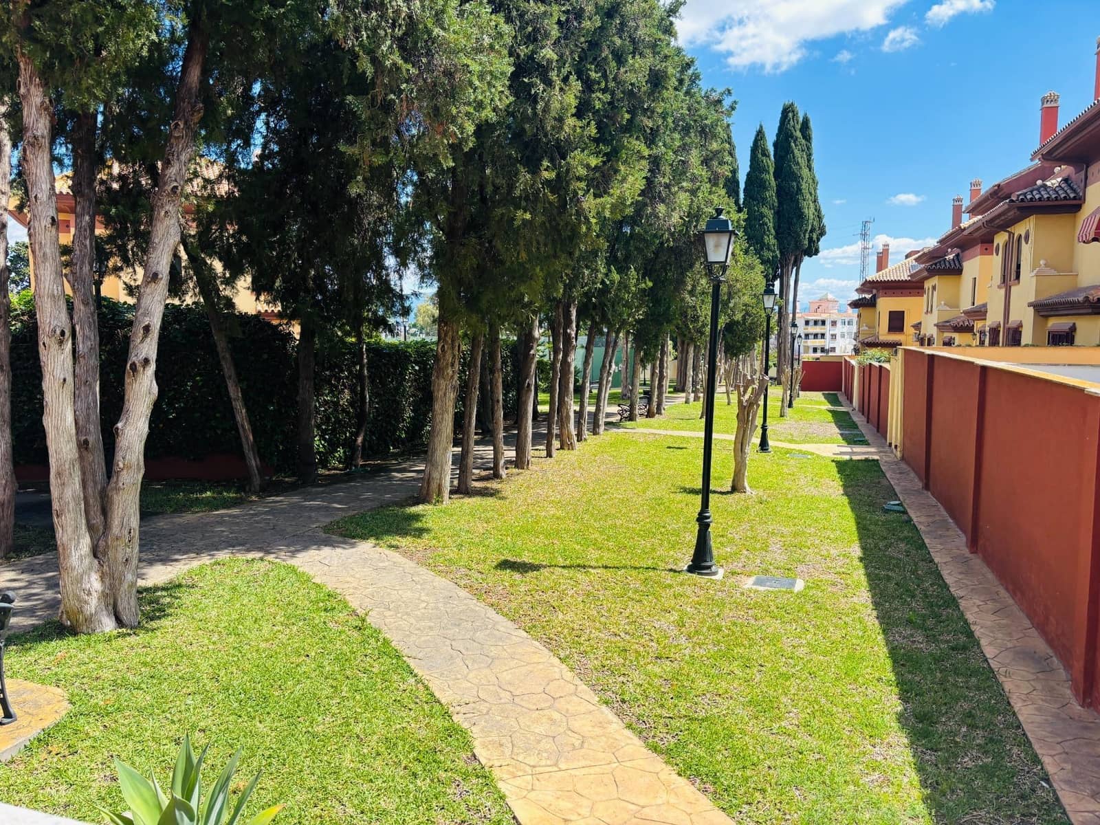 6 soverom Rekkehus til salgs i Malaga by med svømmebasseng - € 677 000 (Ref: 8985829)