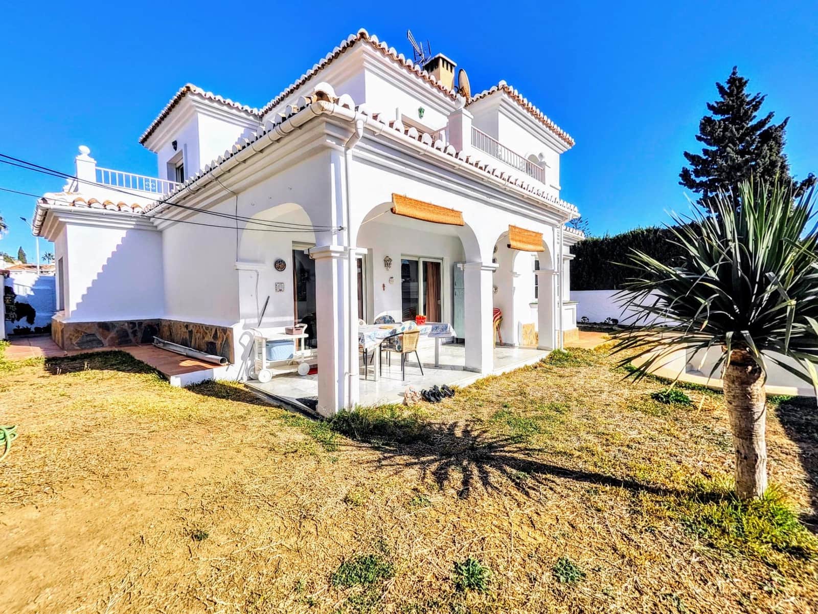 4 soveværelse Villa til salg i Benalmadena Costa med swimmingpool garage - € 890.000 (Ref: 9026531)
