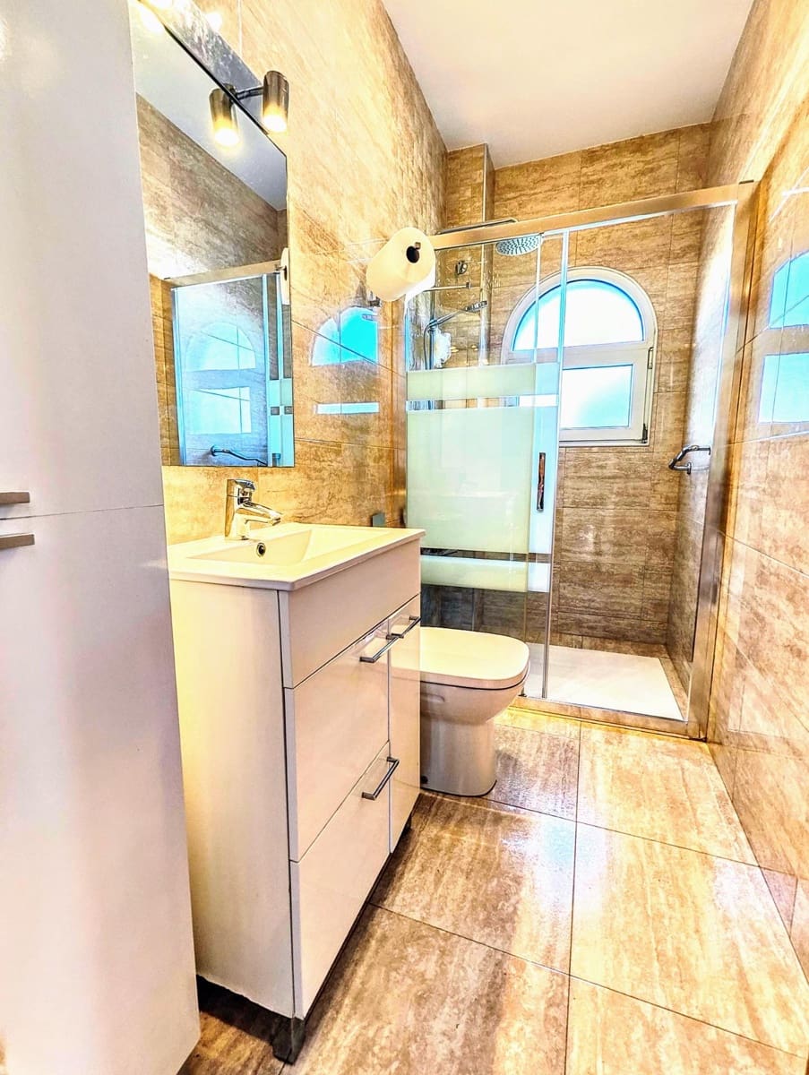 4 soveværelse Villa til salg i Benalmadena Costa med swimmingpool garage - € 890.000 (Ref: 9026531)