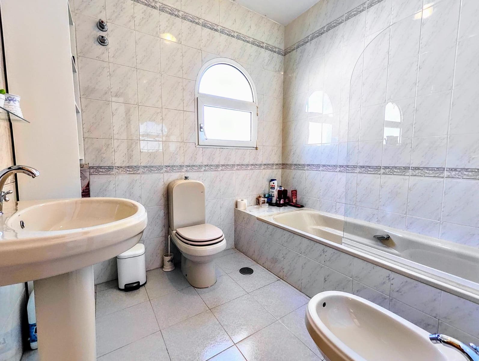 4 soveværelse Villa til salg i Benalmadena Costa med swimmingpool garage - € 890.000 (Ref: 9026531)