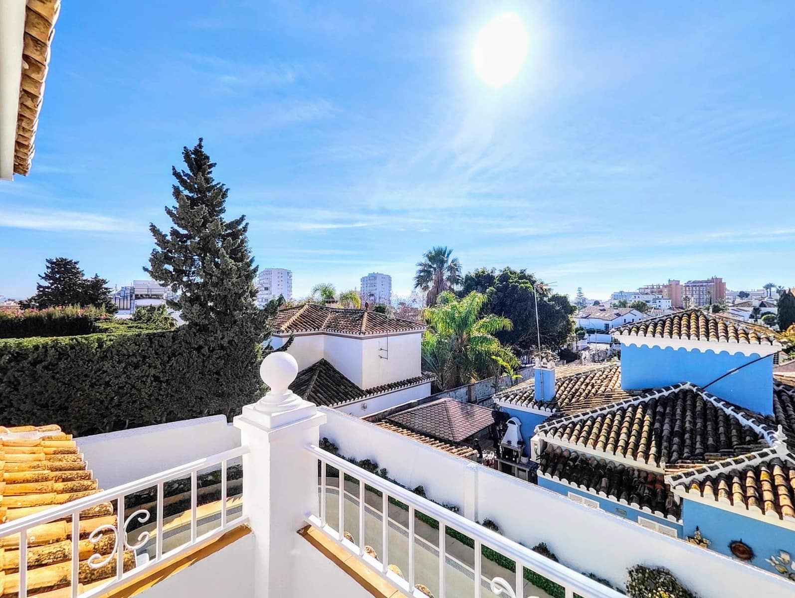 4 soveværelse Villa til salg i Benalmadena Costa med swimmingpool garage - € 890.000 (Ref: 9026531)