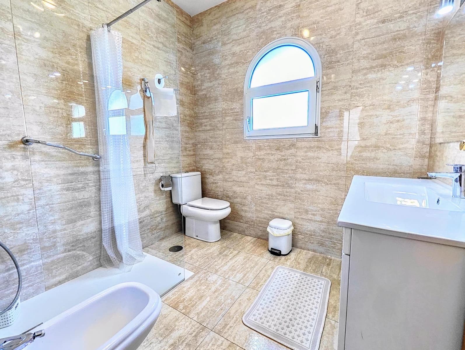 4 soveværelse Villa til salg i Benalmadena Costa med swimmingpool garage - € 890.000 (Ref: 9026531)