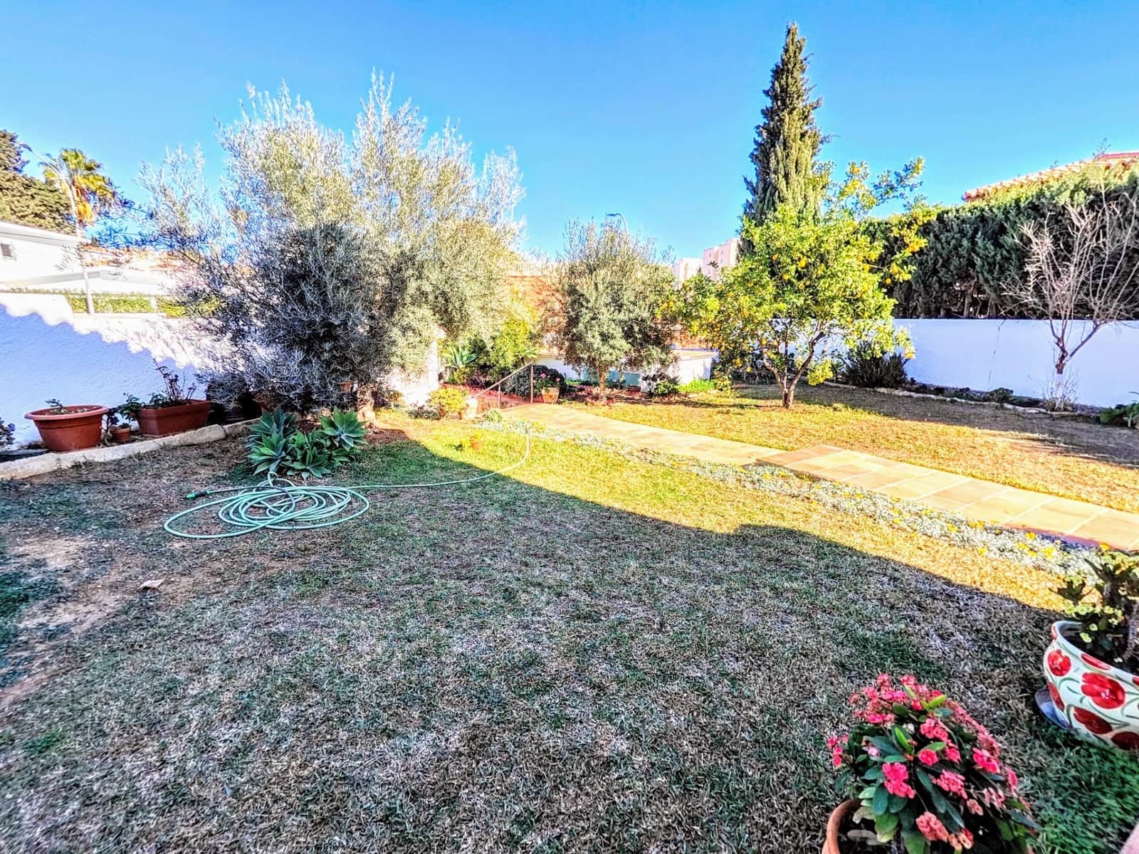 4 soveværelse Villa til salg i Benalmadena Costa med swimmingpool garage - € 890.000 (Ref: 9026531)