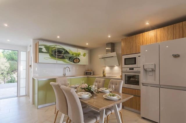 4 soveværelse Rækkehus til salg i Benalmadena Costa, Benalmádena med swimmingpool garage - € 599.000 (Ref: 9382726)