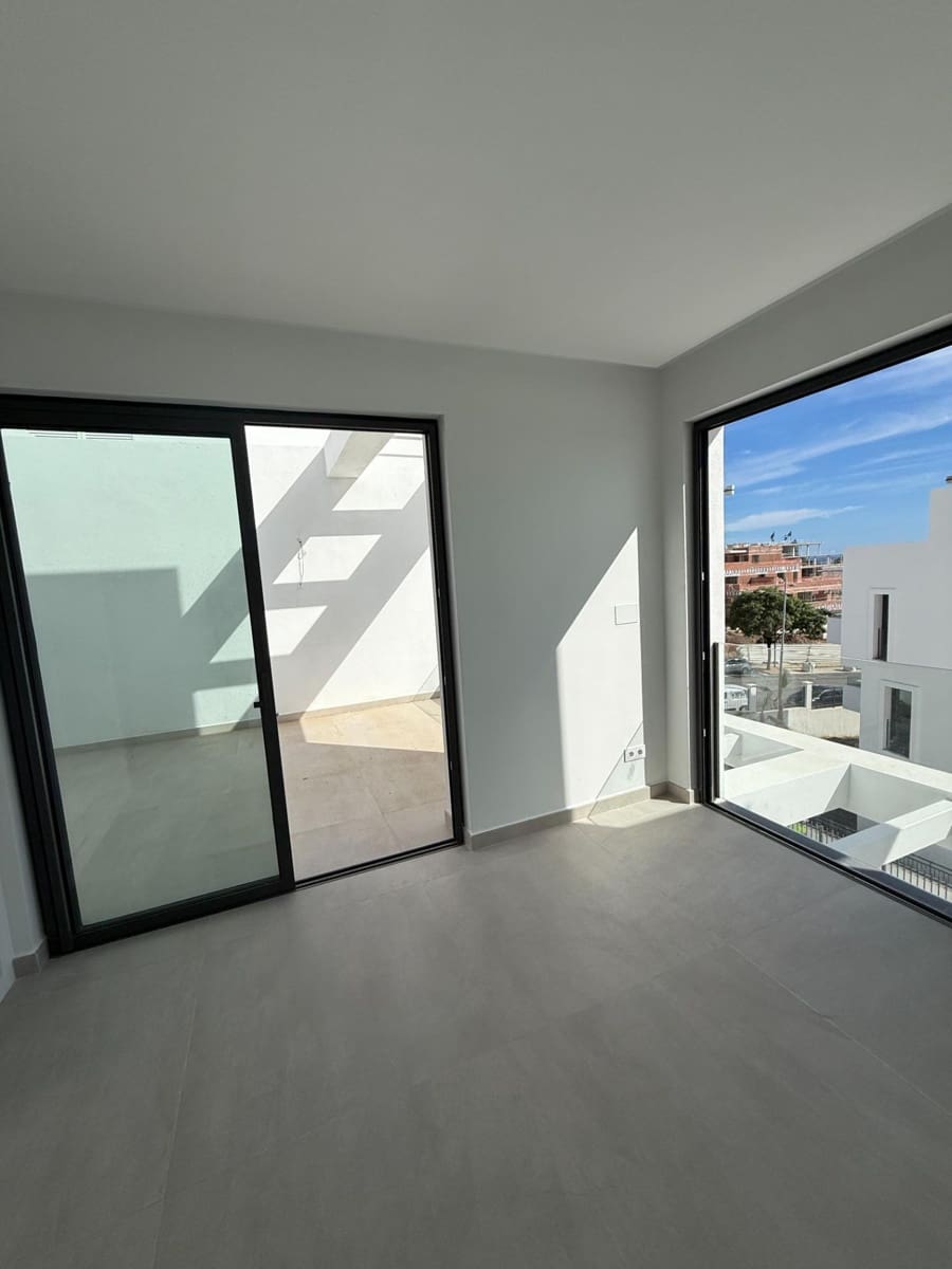 2 quarto Penthouse para venda em Estepona com piscina garagem - 975 000 € (Ref: 9452841)