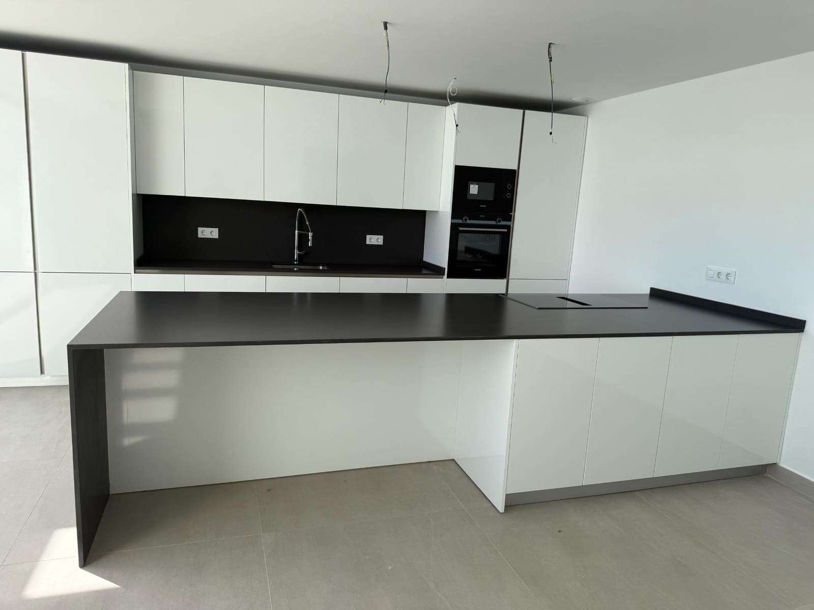 2 quarto Penthouse para venda em Estepona com piscina garagem - 975 000 € (Ref: 9452841)