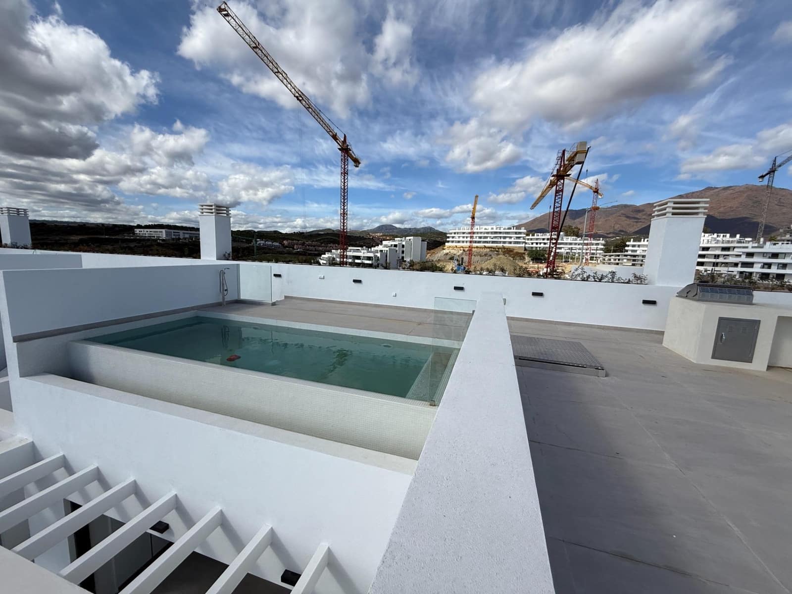 2 quarto Penthouse para venda em Estepona com piscina garagem - 975 000 € (Ref: 9452841)