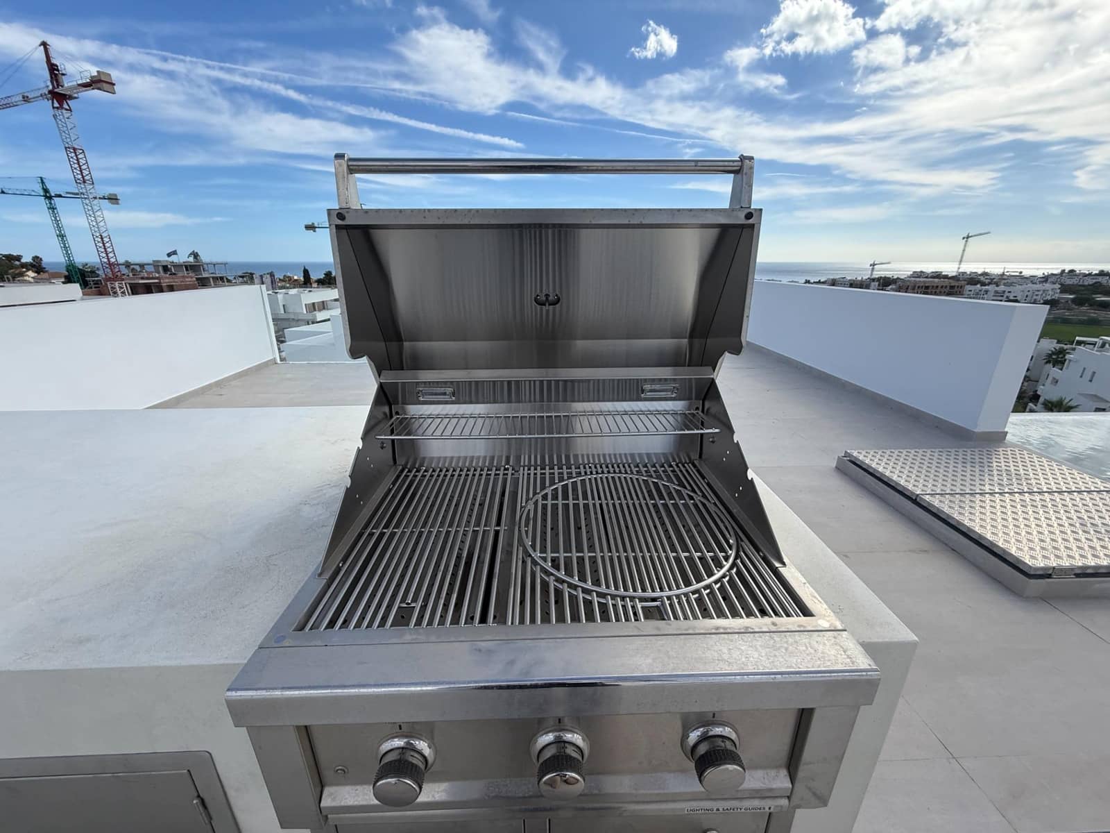 2 quarto Penthouse para venda em Estepona com piscina garagem - 975 000 € (Ref: 9452841)