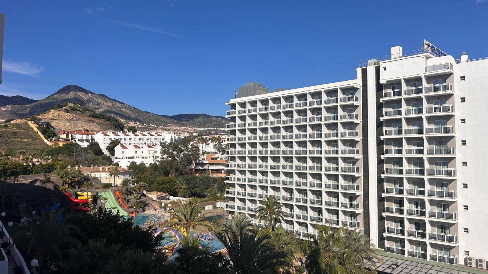 1 sypialnia Apartament na sprzedaż w Torrequebrada z basenem garażem - 245 000 € (Ref: 9476232)