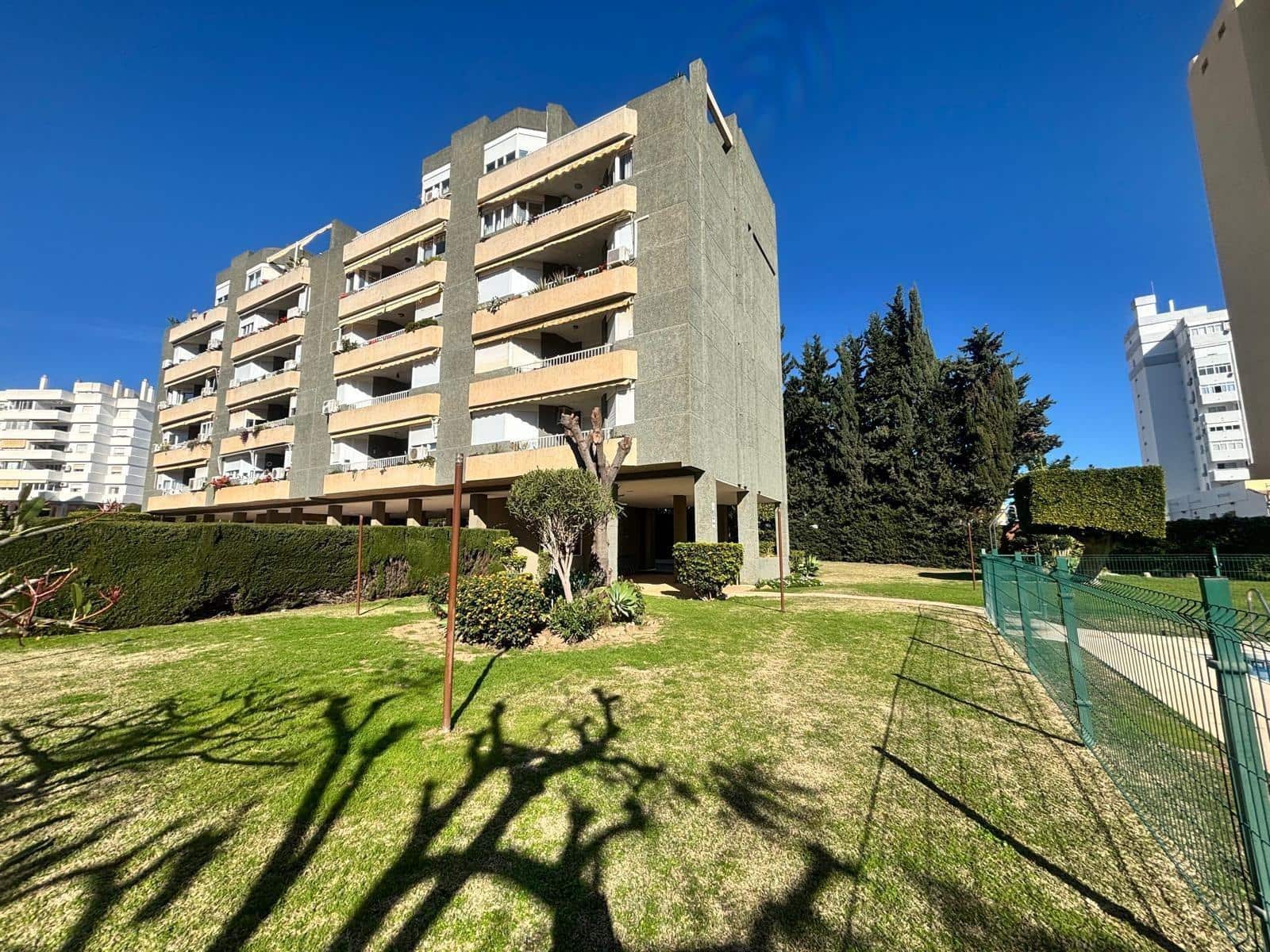 4 bedroom Flat for sale in Arroyo de la Miel with pool garage - € 375,000 (Ref: 9519174)