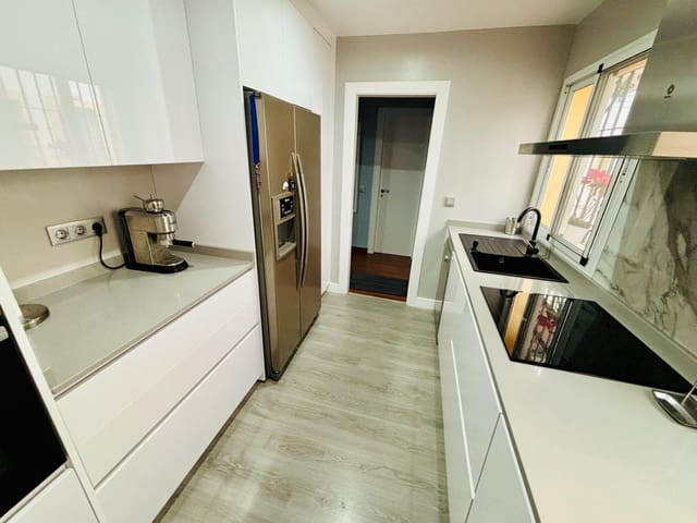 4 slaapkamer Rijtjeshuis te koop in Benalmádena met garage - € 470.000 (Ref: 9625899)