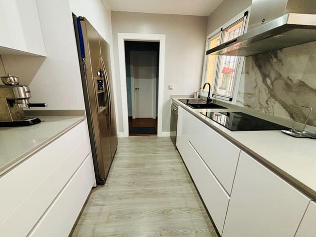 4 slaapkamer Rijtjeshuis te koop in Benalmádena met garage - € 470.000 (Ref: 9625899)