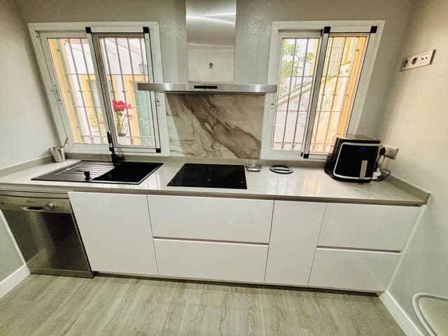 4 slaapkamer Rijtjeshuis te koop in Benalmádena met garage - € 470.000 (Ref: 9625899)