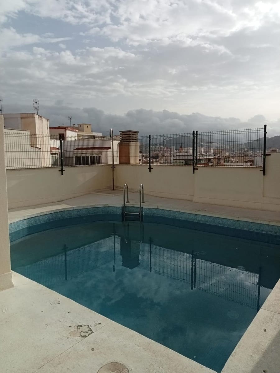 3 slaapkamer Penthouse te huur in Malaga stad met zwembad garage - € 2.200 (Ref: 9778394)