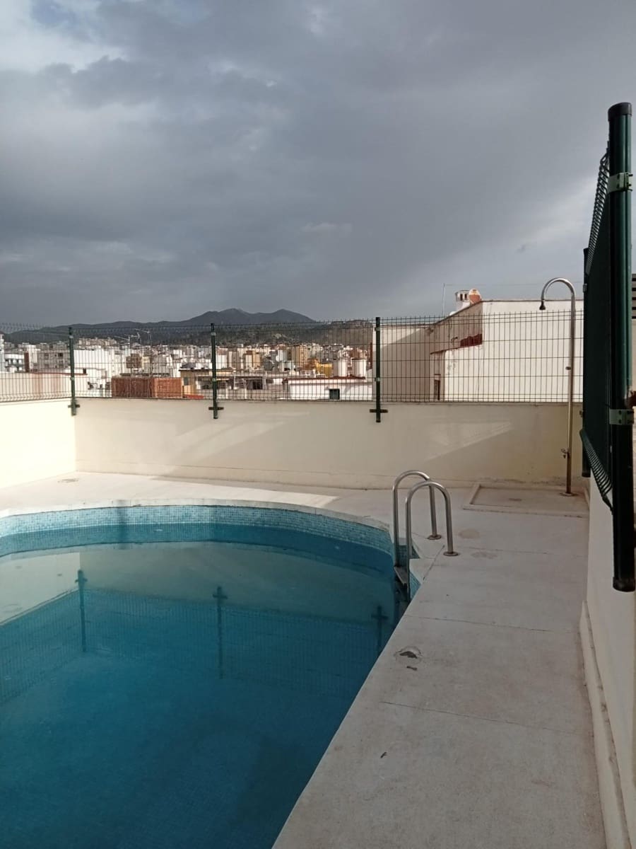 3 slaapkamer Penthouse te huur in Malaga stad met zwembad garage - € 2.200 (Ref: 9778394)