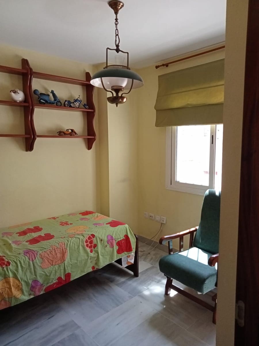 3 bedroom Penthouse for rent in Malaga city with pool garage - € 2,200 (Ref: 9778394)