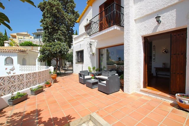 4 makuuhuone Huvila myytävänä paikassa Benalmádena mukana uima-altaan 
autotalli - 750 000 € (Ref: 9804527)