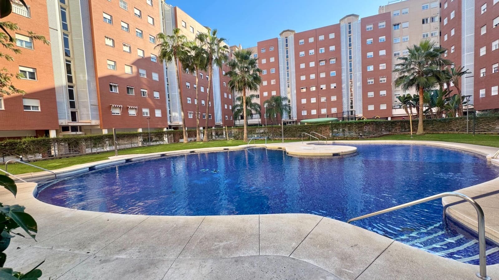 4 sypialnia Penthouse do wynajęcia w Miasto Malaga z basenem - 2 000 € (Ref: 9820379)