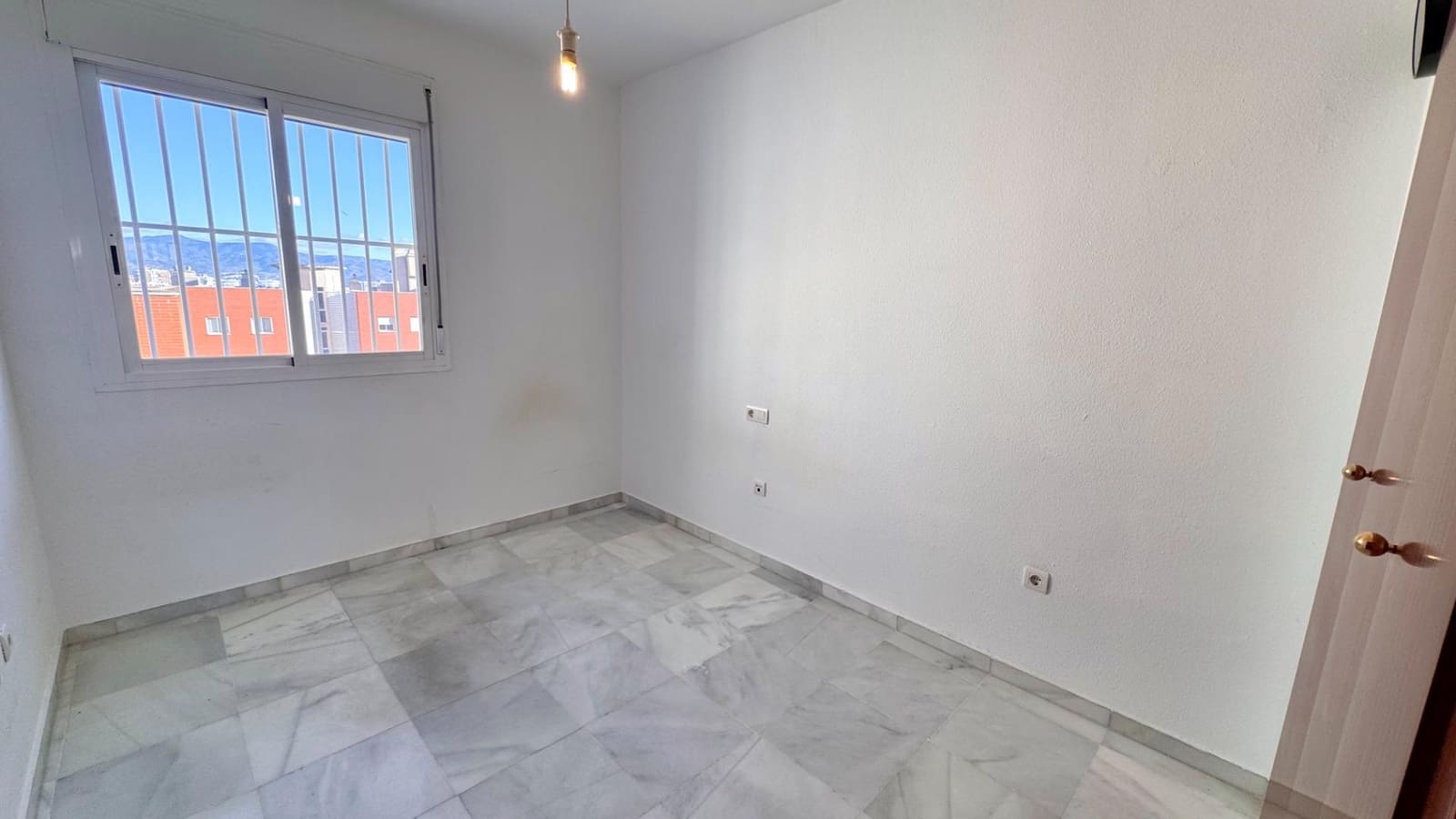 4 sypialnia Penthouse do wynajęcia w Miasto Malaga z basenem - 2 000 € (Ref: 9820379)