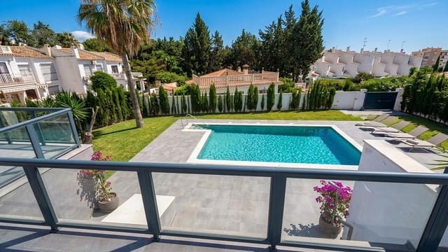 2 soverom Rekkehus til salgs i Torremolinos med svømmebasseng garasje - € 590 000 (Ref: 9890559)