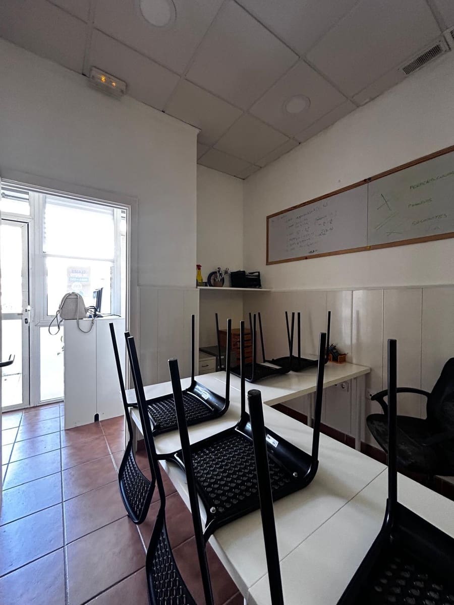 2 bedroom Commercial for rent in Benalmadena - € 800 (Ref: 9936544)