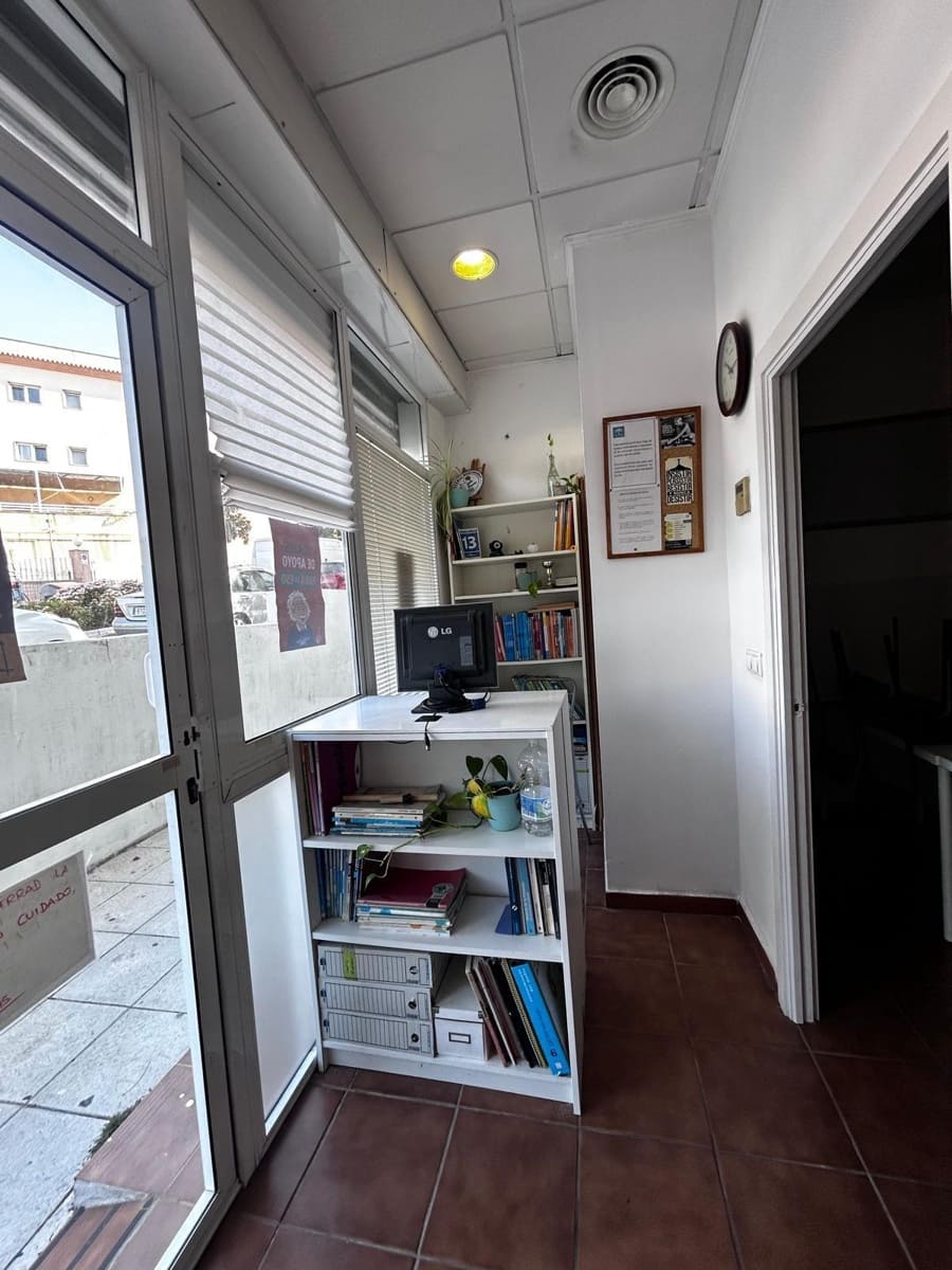 2 bedroom Commercial for rent in Benalmadena - € 800 (Ref: 9936544)