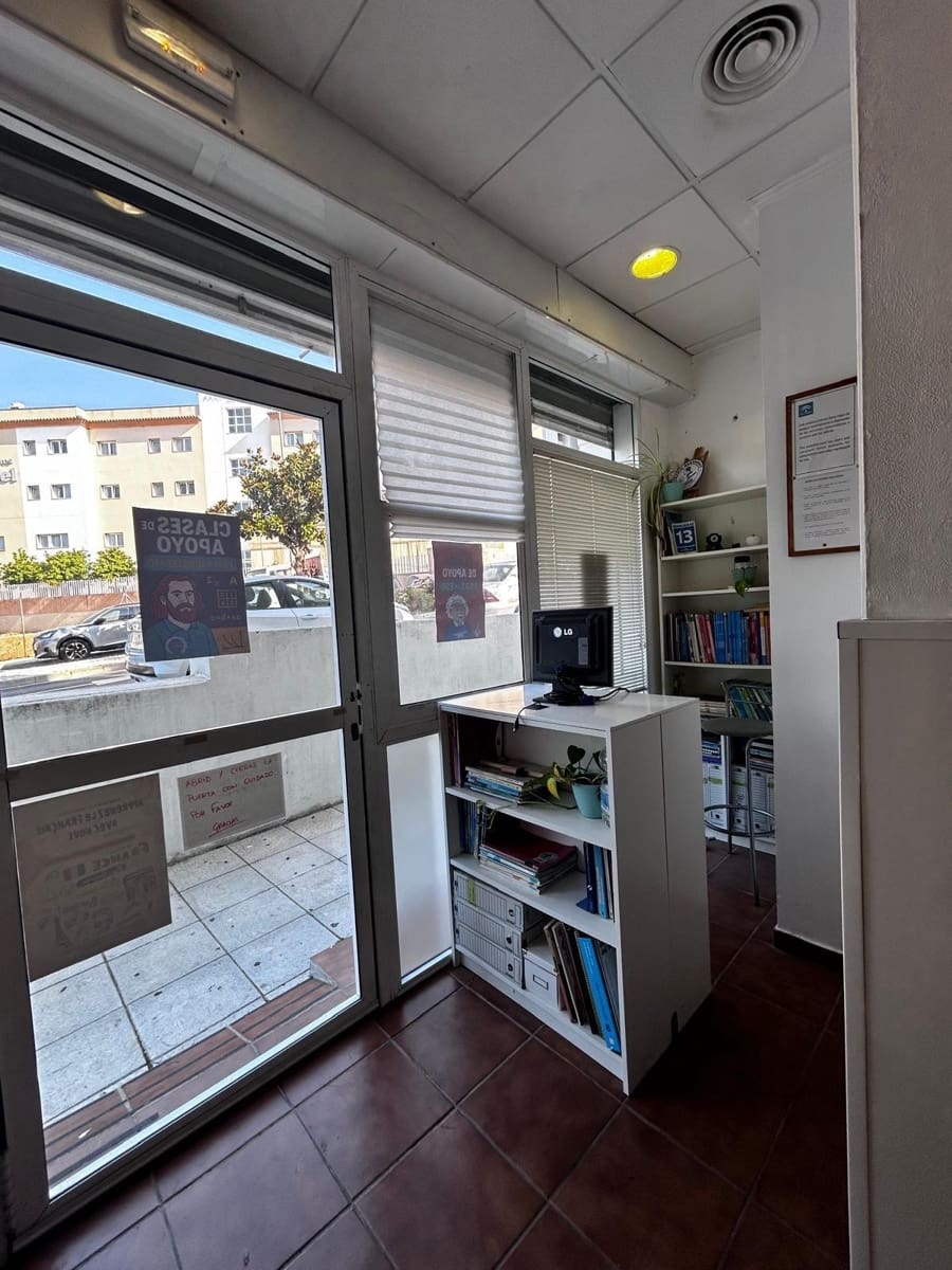 2 bedroom Commercial for rent in Benalmadena - € 800 (Ref: 9936544)