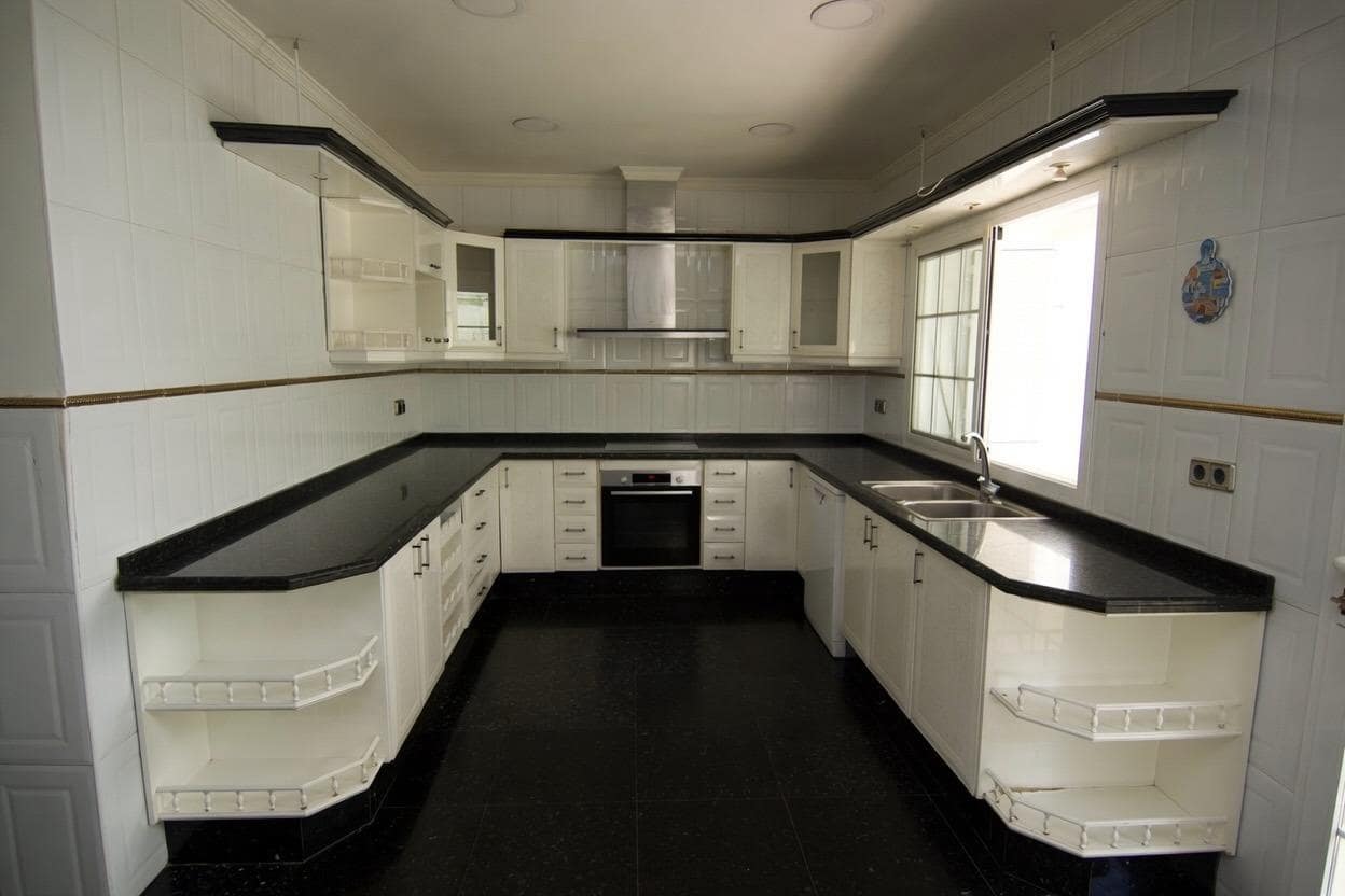 5 bedroom Villa for sale in Arroyo de la Miel with pool garage - € 1,900,000 (Ref: 9985118)